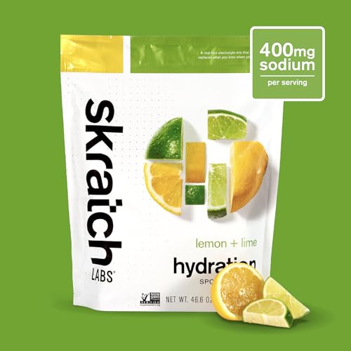 Skratch Labs Poudre d'hydratation avec doseur ajoutant la poudre à l'eau