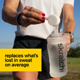 Verre d'eau prêt à être mélangé avec Skratch Labs Hydration Poudre