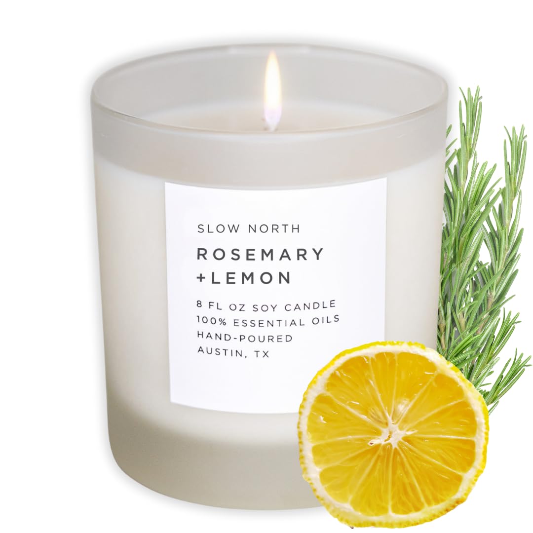 Bougie Slow North romarin-citron en verre brumeux, ambiance chaude et parfumée.