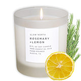 Bougie Slow North romarin-citron en verre brumeux, ambiance chaude et parfumée.