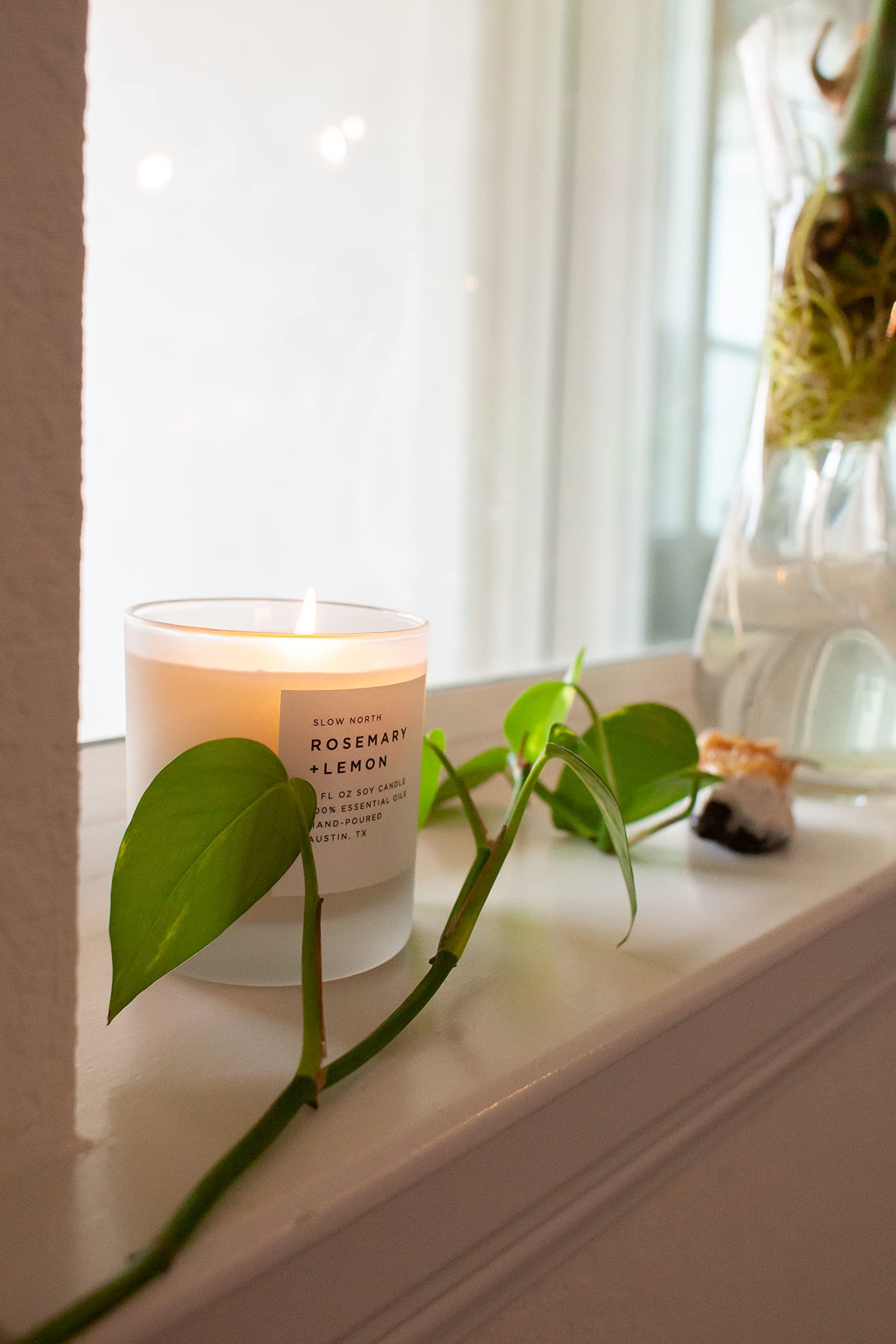 Bougie Slow North sur un bureau, ambiance agréable et propice au travail.