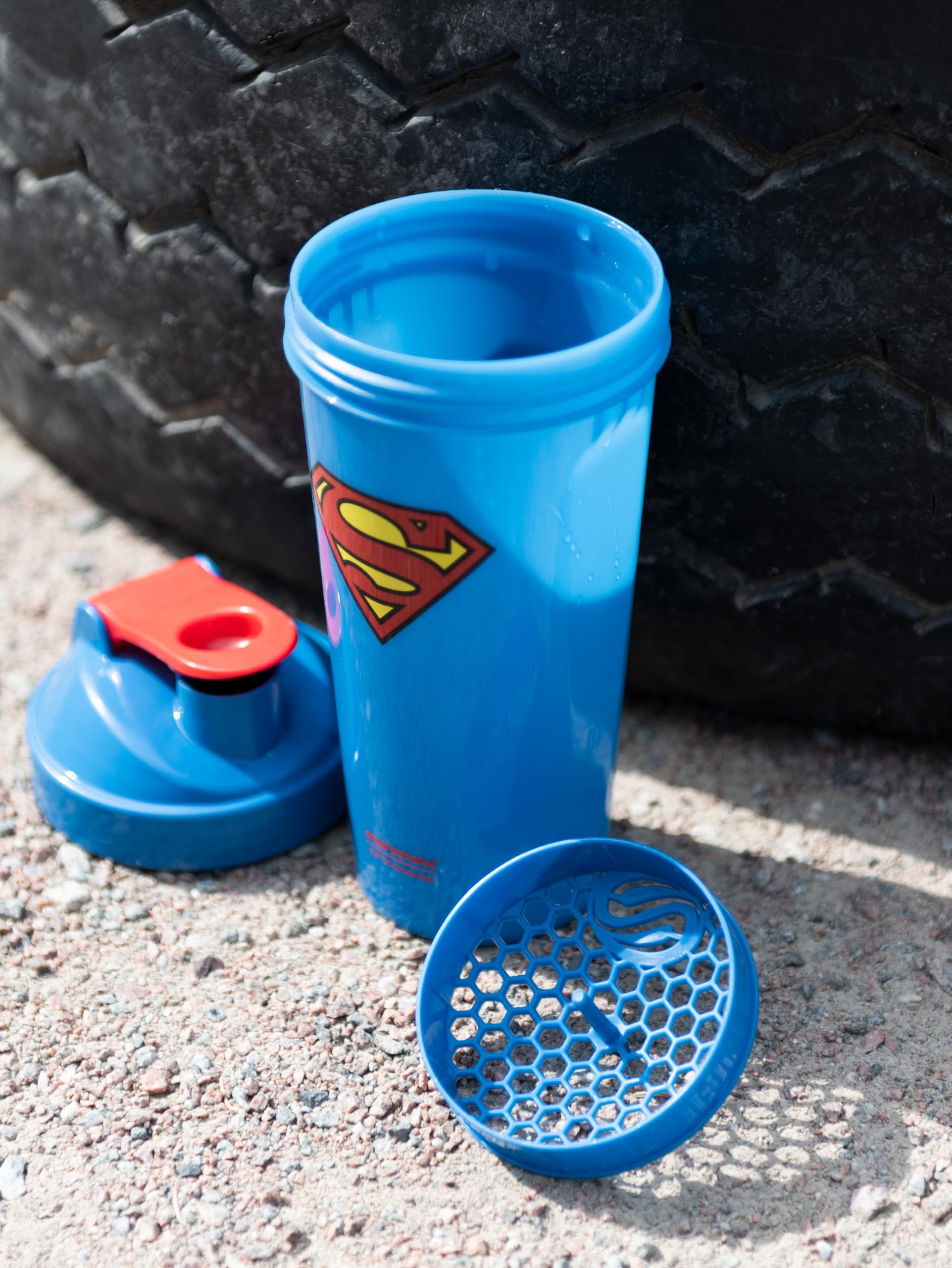 Ouverture large SmartShake Lite Superman pour remplissage et nettoyage faciles