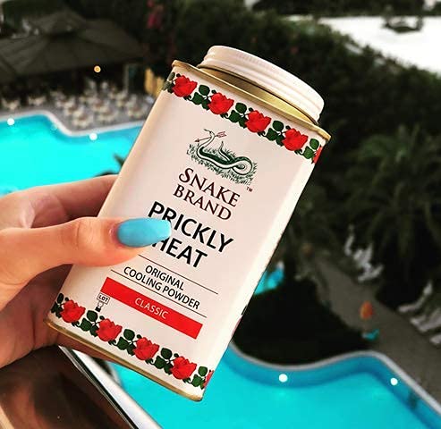 Application sur le corps avec Snake Brand Prickly Heat pour une sensation fraîche.