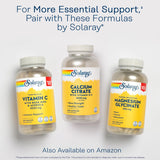 Suggestion de prise avec un verre d’eau, démontrant praticité des gélules SOLARAY Calcium Citrate D3.