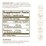 Capsules végétales Solgar Biotin en gros-plan, produit adapté à une routine beauté.