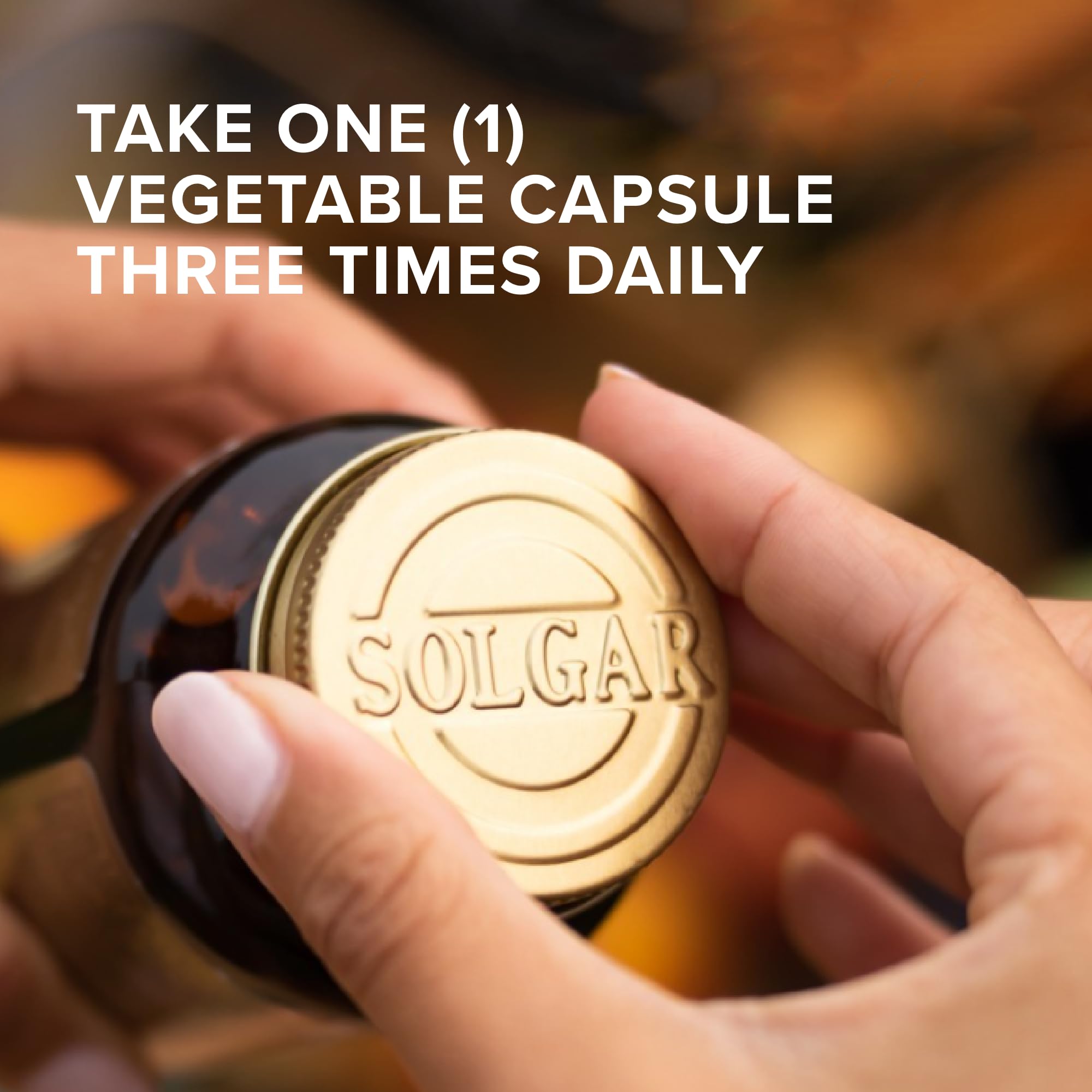 Solgar bouteille et capsules près d'un verre d'eau, soutien à l'hydratation quotidienne.