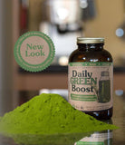 Versement de Daily Green Boost dans un verre de jus frais.
