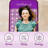 Biomat Sparkle Energy détente sur tapis infrarouge dans une pièce calme.