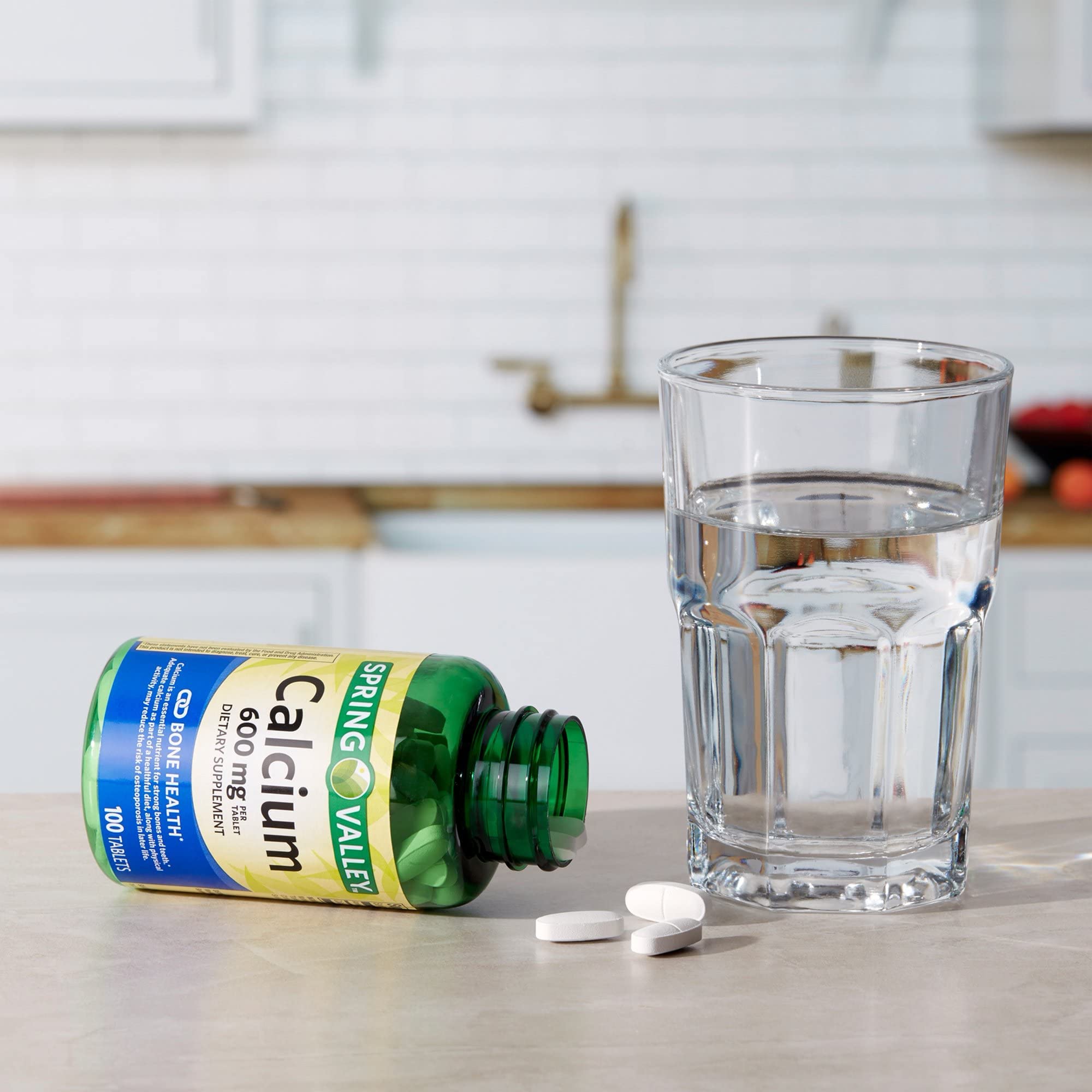 Usage quotidien avec Spring Valley Calcium 600 mg, compagnon de routine.