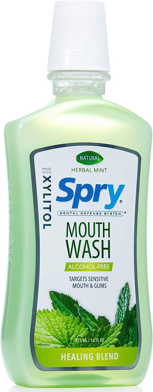 Spry bain de bouche menthe et herbes pour une sensation naturelle.