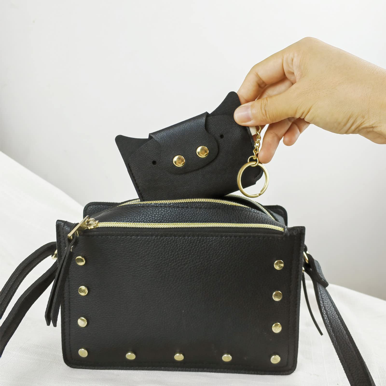 Étui STERCULIA pour pilules en PU cuir rose clair, avec porte-clés intégré.