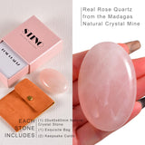 Stino pierre rose quartz dans la main, souvenir tangible et tendre.