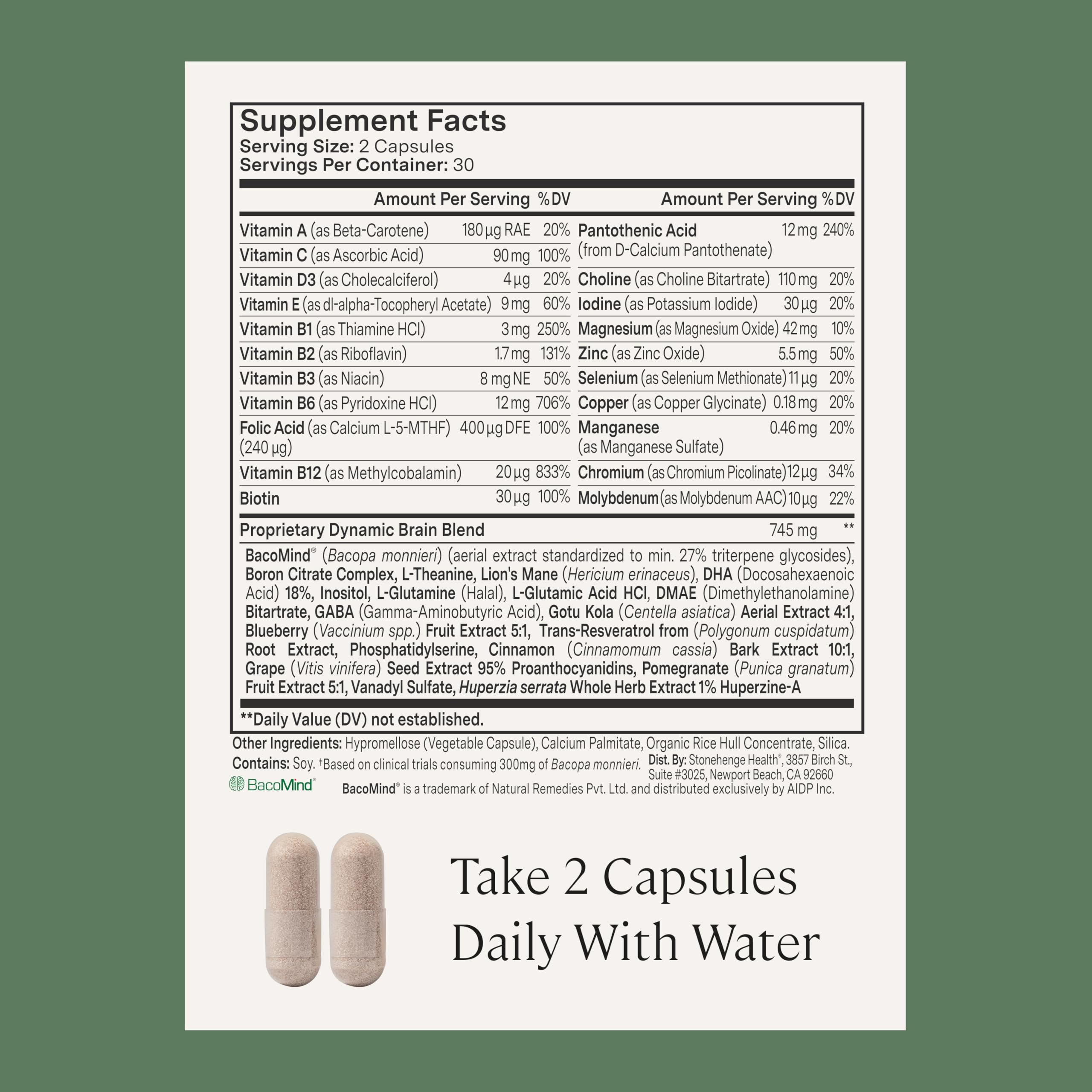 Verre d'eau à côté des capsules Stonehenge Health Dynamic Brain, prise quotidienne recommandée.