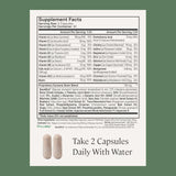 Verre d'eau à côté des capsules Stonehenge Health Dynamic Brain, prise quotidienne recommandée.