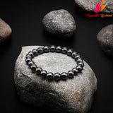 Gros plan sur le bracelet hematite, détails et qualité de fabrication.