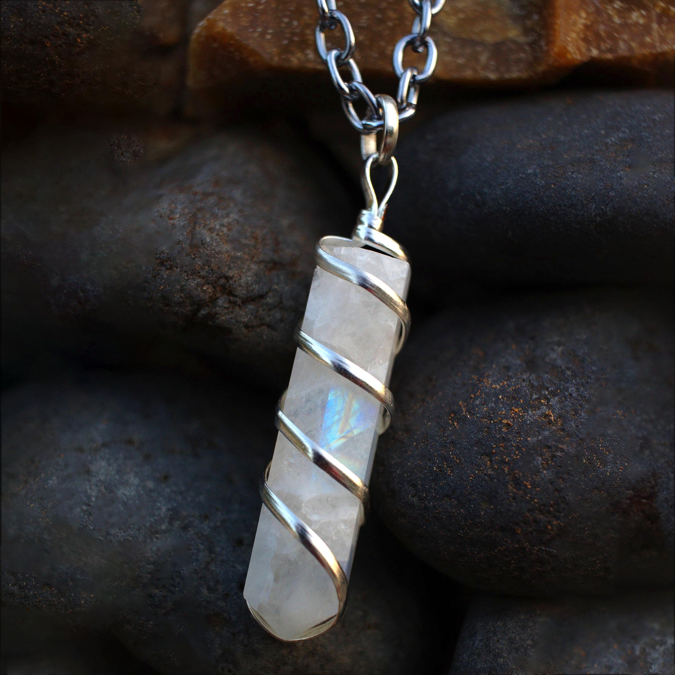 Pendentif Sugandha Wellness détail pierre lune arc-en-ciel pour la méditation.