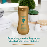 Texture crèmeuse du gel lavant Summer's Eve Spa Renewing Jasmine pour douceur enveloppante.