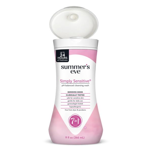 Summer’s Eve conseils d’hygiène intime présentés avec le flacon Simply Sensitive.