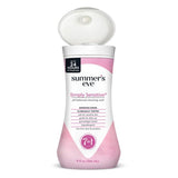 Summer’s Eve conseils d’hygiène intime présentés avec le flacon Simply Sensitive.