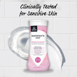 Application simple avec les mains pour Summer's Eve Simply Sensitive au quotidien.