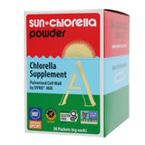 Versement de poudre Sun Chlorella dans un verre, énergie naturelle prête à booster.