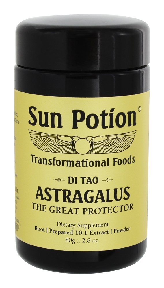 Sun Potion Astragalus, poudre dans une cuillère en bois prête à être mélangée pour énergie et digestion.