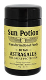 Sun Potion Astragalus, poudre dans une cuillère en bois prête à être mélangée pour énergie et digestion.
