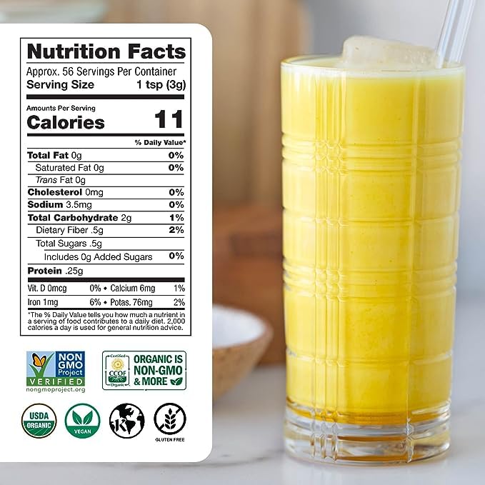 Sunfood Golden Milk Super Blend dans une tasse latte chaude aromatique.