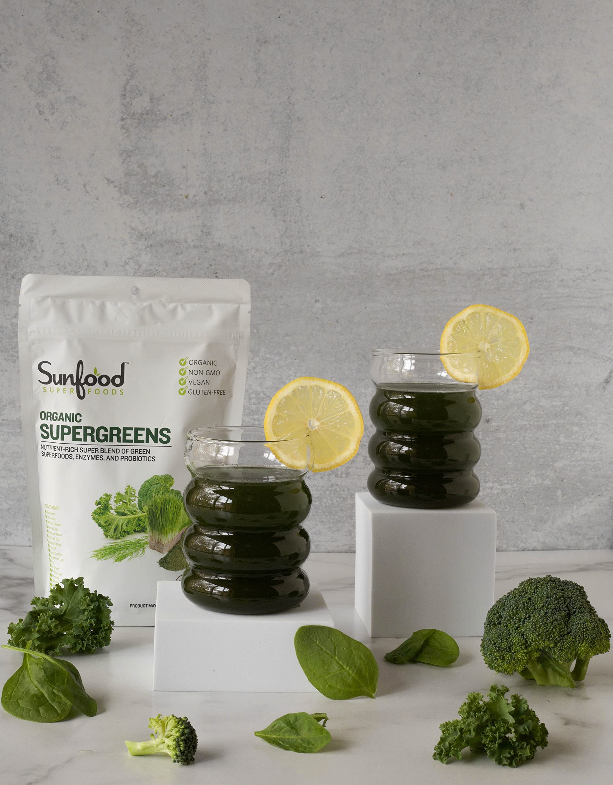 Sunfood Supergreens smoothie sain, routine quotidienne énergisante et équilibrante.