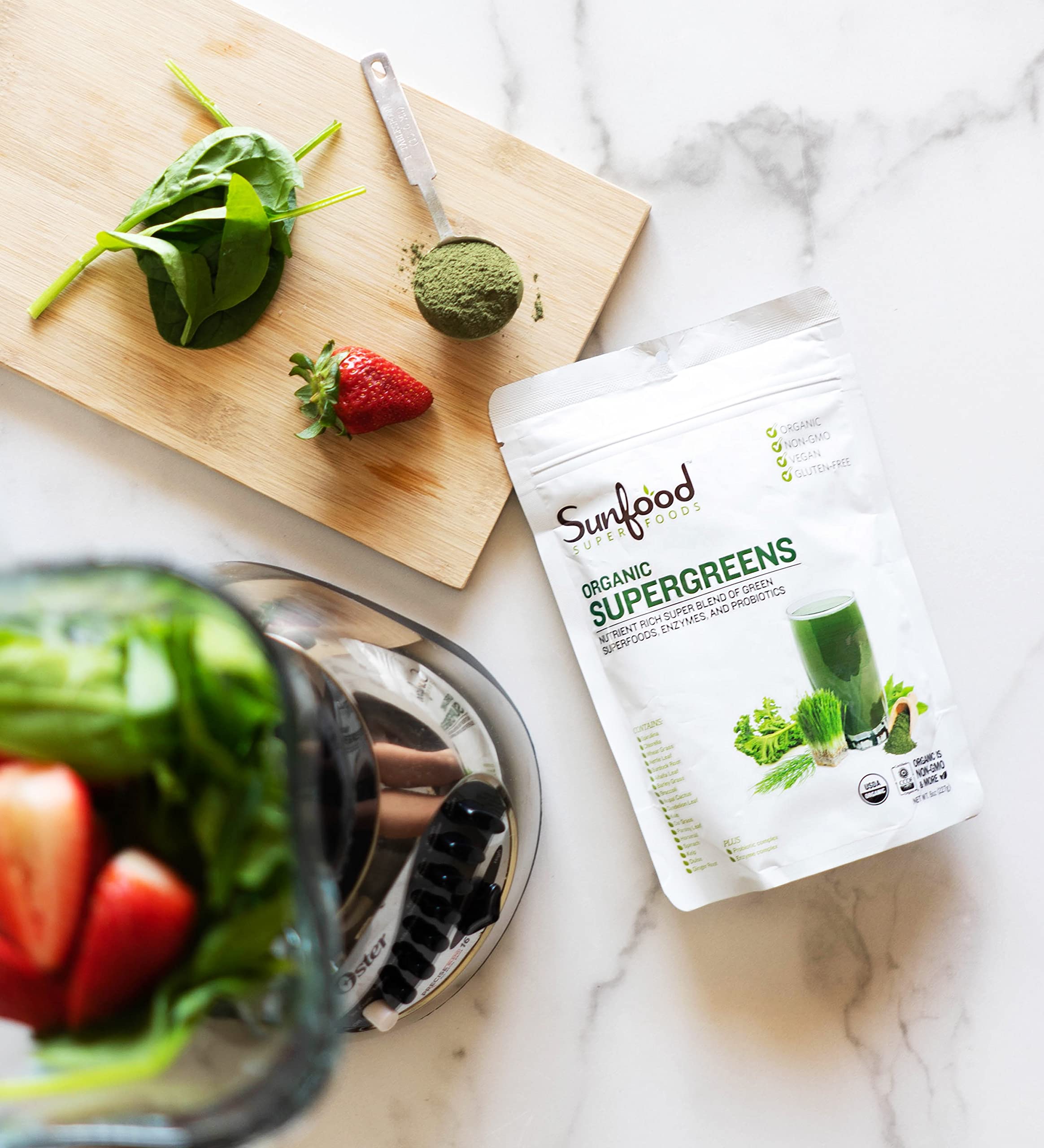 Sunfood Supergreens mélange dans l'eau, boisson verte rapide et rafraîchissante.