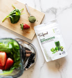 Sunfood Supergreens mélange dans l'eau, boisson verte rapide et rafraîchissante.