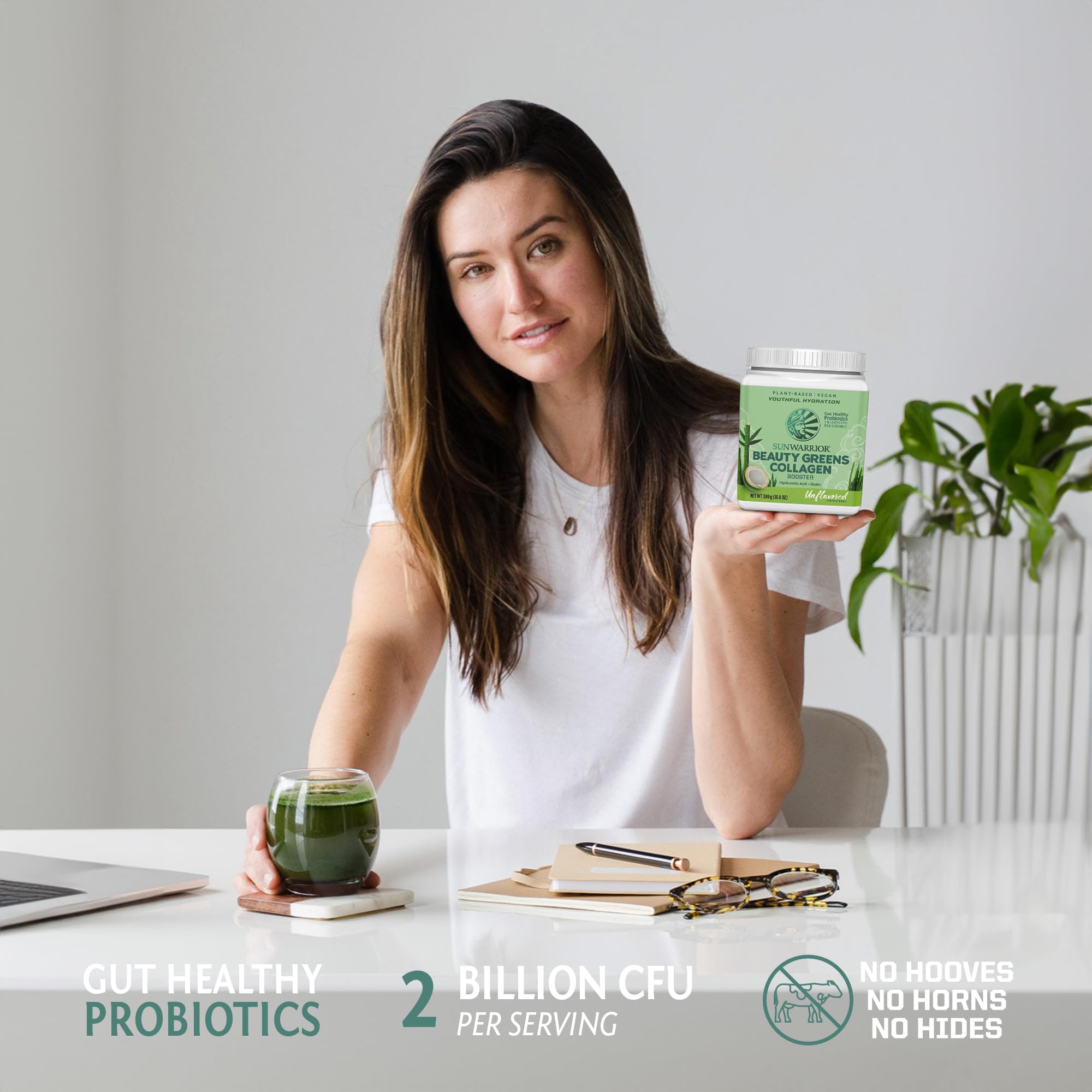 Sunwarrior Beauty Greens Collagen Booster : verre prêt à mélanger une infusion ou un latte