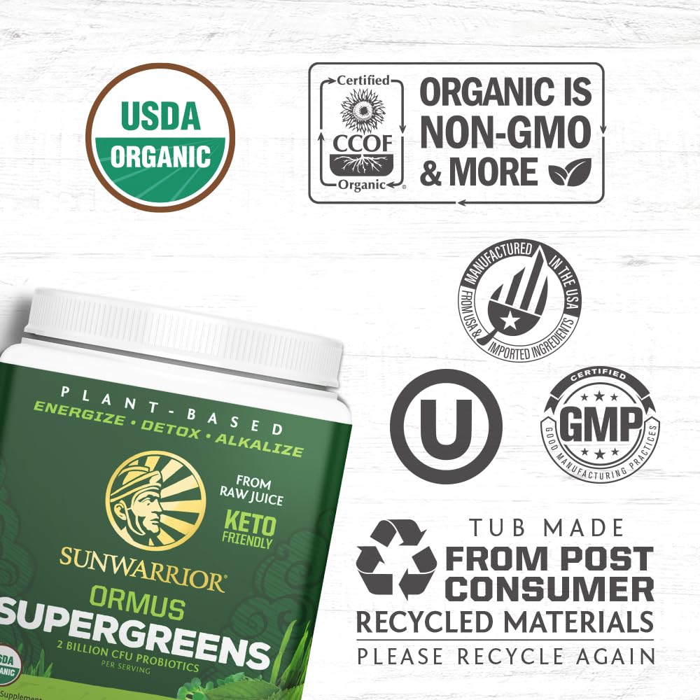 Shaker Sunwarrior Greens dans un verre, boisson verte rafraîchissante