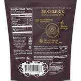 Sunwarrior poudre queue-dinde versée dans verre – parfait dans smoothies.