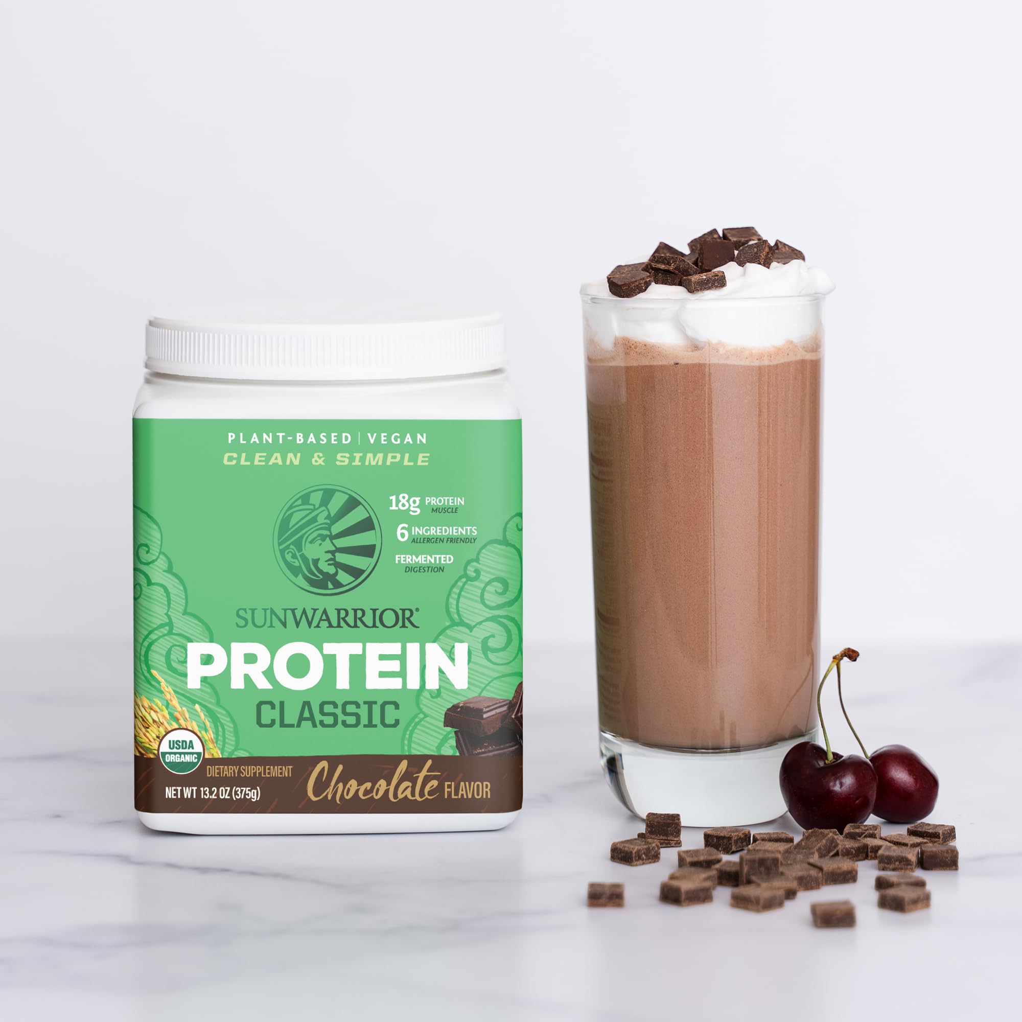 Sunwarrior protéine riz brun chocolat, ajoutée au yaourt végétal pour un snack nutritif.
