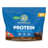 Sunwarrior protéine végétale chocolat versant dans un shaker pour un shake protéiné