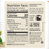 Sunwarrior Psyllium coque organique poudre versée dans un verre d'eau.