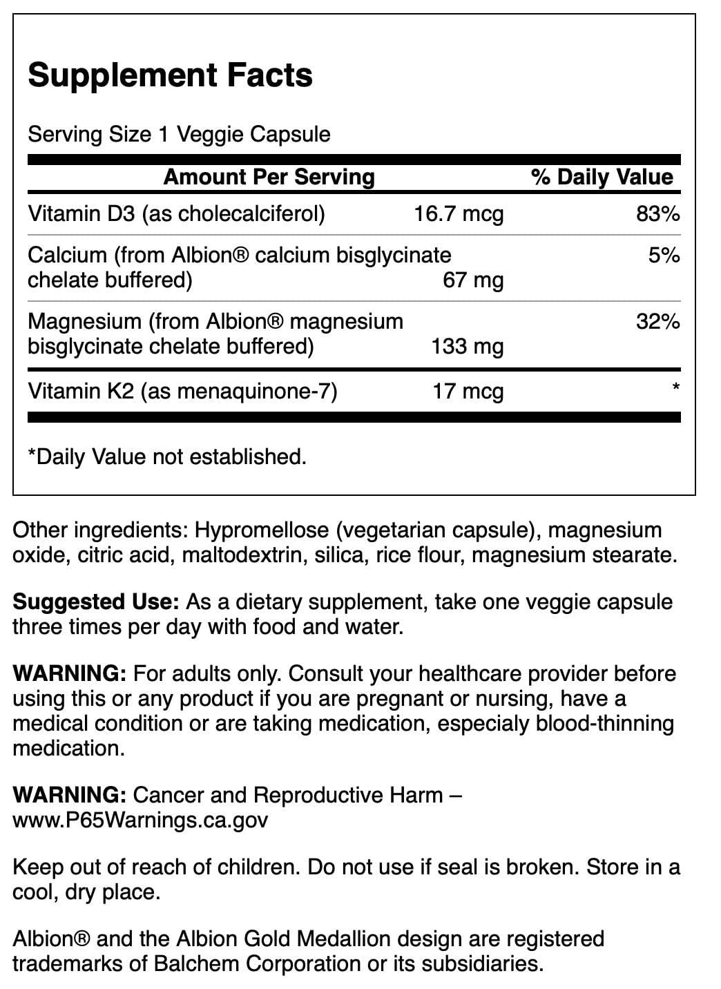 Swanson Albion Chelated Magnesium Calcium sur l'étiquette; mode d'utilisation simple et pratique.