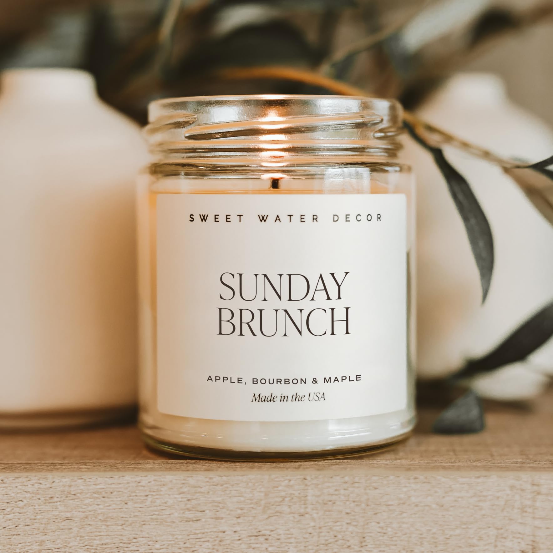 Sweet Water Decor Sunday Brunch Candle, poids net 208 g pour brûlage prolongé.