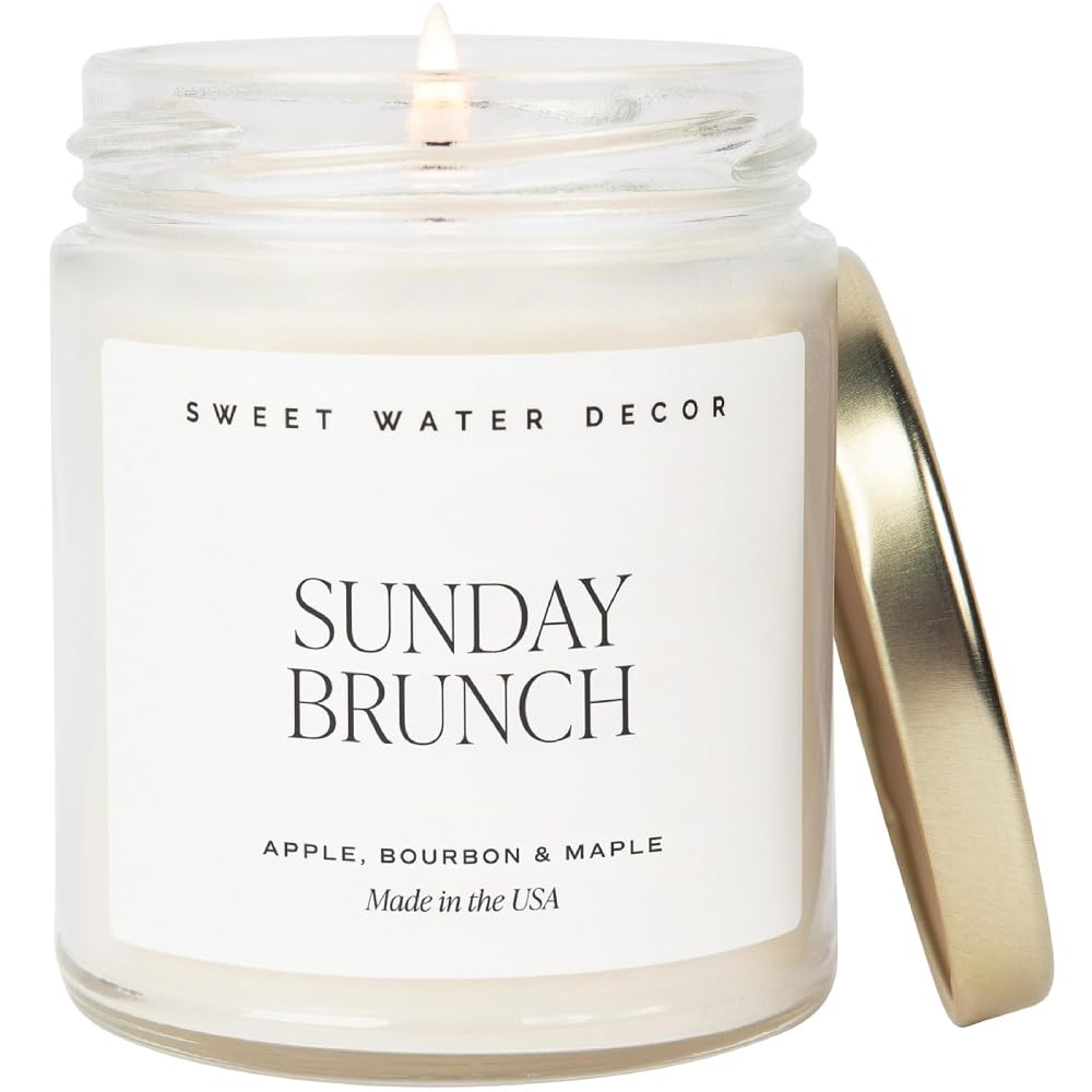 Bougie Sweet Water Decor Sunday Brunch Candle, pot clair avec couvercle doré, ambiance chaleureuse.