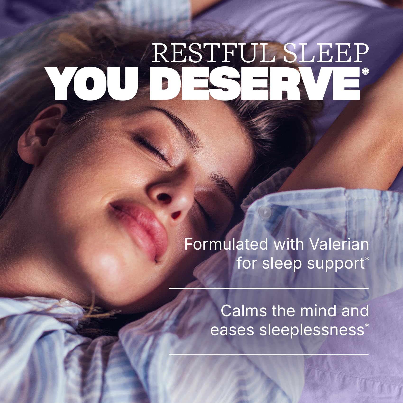 Swisse Sleep Valerian: capsules dans la main, préparation au sommeil naturel.