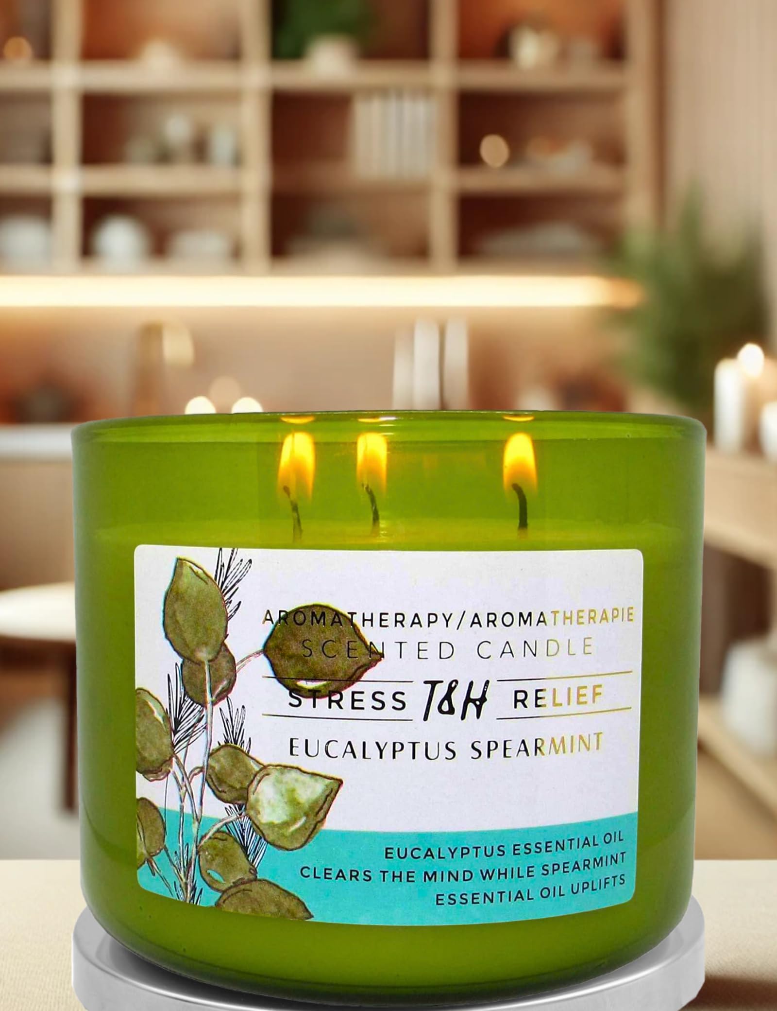 Lueur chaude et parfum vivifiant de la bougie T&H Eucalyptus Menthe Poivrée.