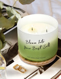 Bougie T&H prête à offrir, présentation soignée et atmosphère lumineuse.