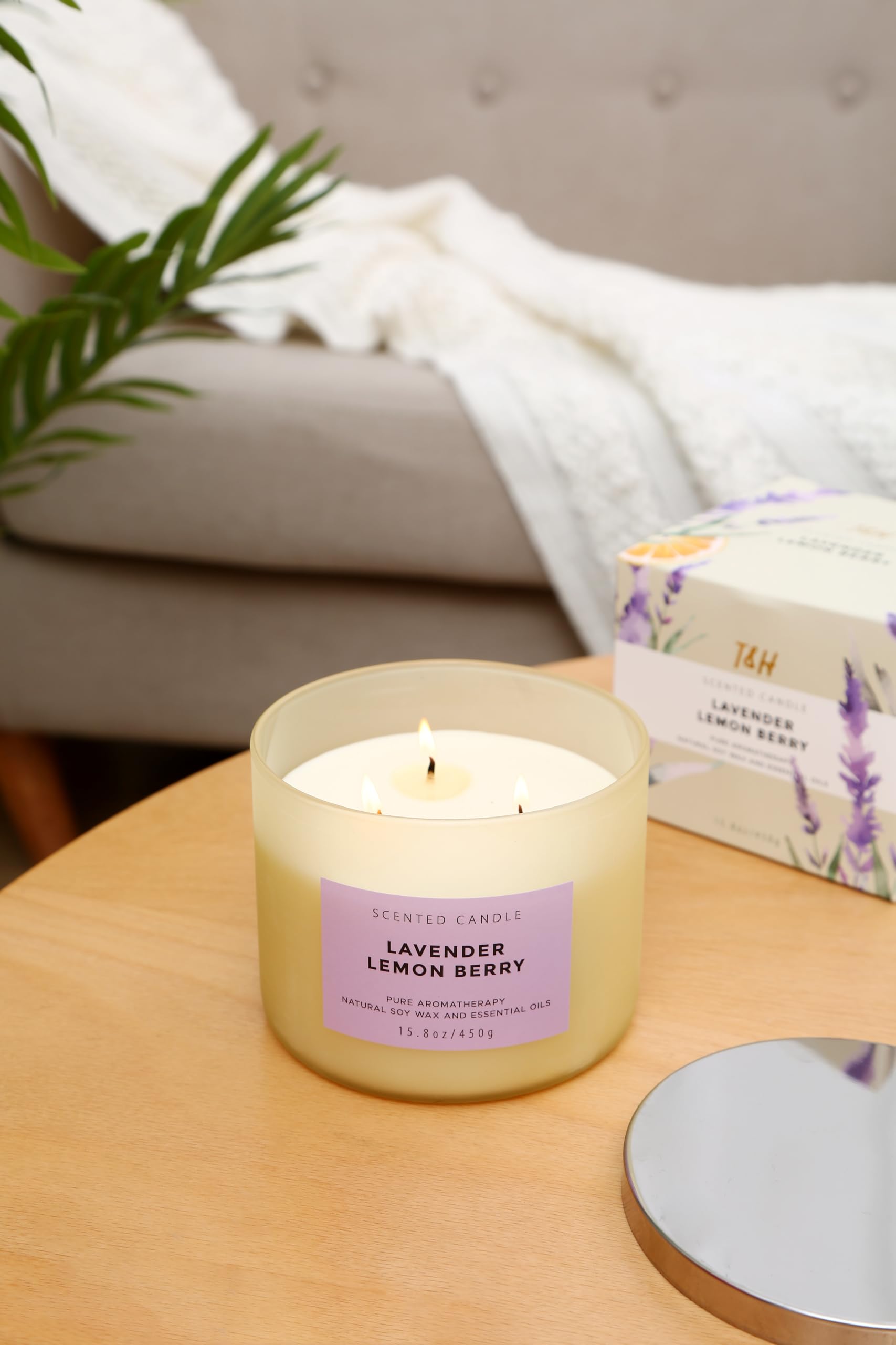 Utilisation décorative: bougie T&H 3 mèches en foret de lumière et parfum.