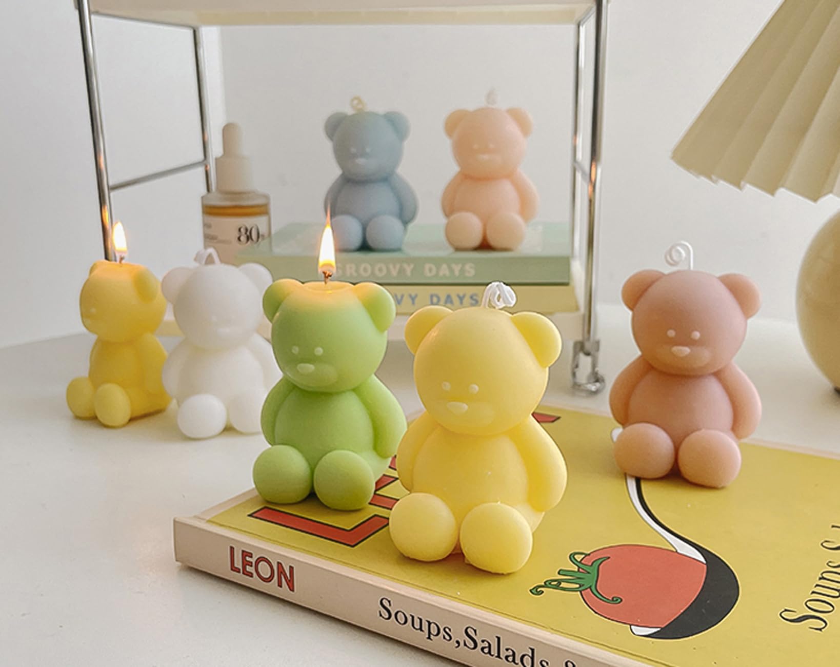 Bougie ours bleue T-shin, parfum floral, idéal pour déco et photo.
