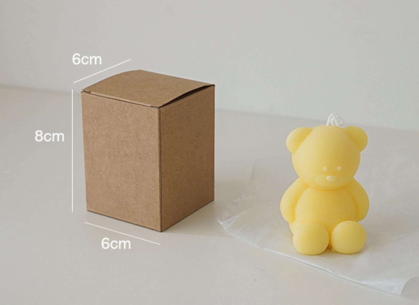 Bougie ours sur bureau, utile comme accessoire décoratif et pratique.