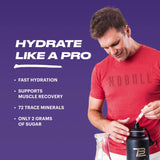 TB12 verre d’eau avec poudre électrolyte : mélange rapide pour une hydratation immédiate.