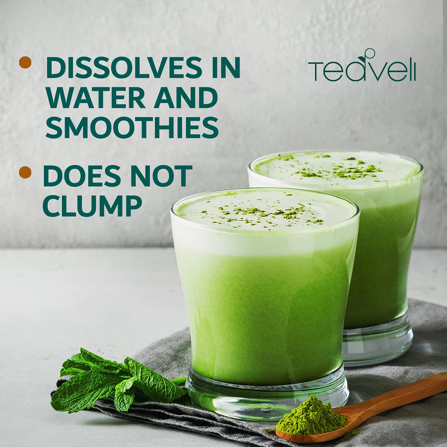 Teaveli poudre d'orge verte dans un verre, idéale pour mélange rapide.