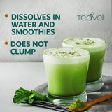Teaveli poudre d'orge verte dans un verre, idéale pour mélange rapide.