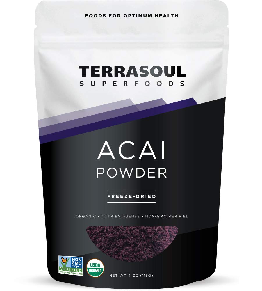 Terrasoul Acai Poudre versement dans un verre pour une boisson riche en antioxydants